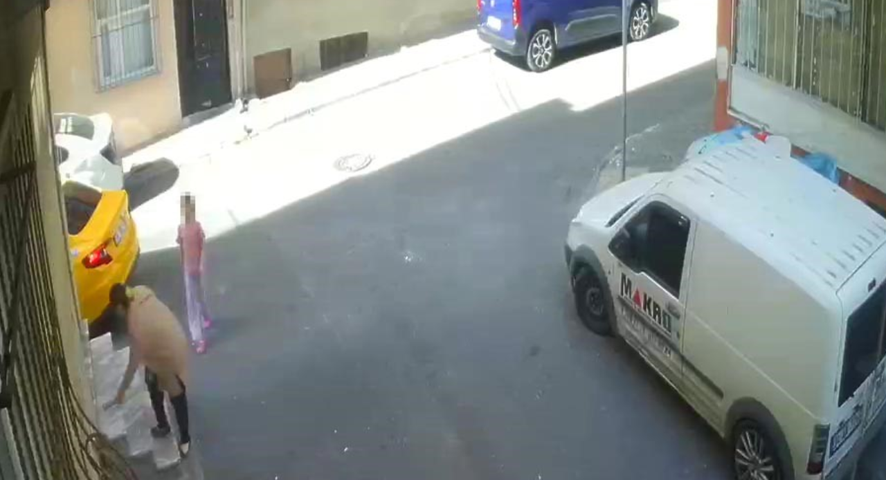 Esenler'de yok artık dedirten hırsızlık! Taksiden indi, düşen telefonu çaldı: O anlar kameralara anbean yansıdı