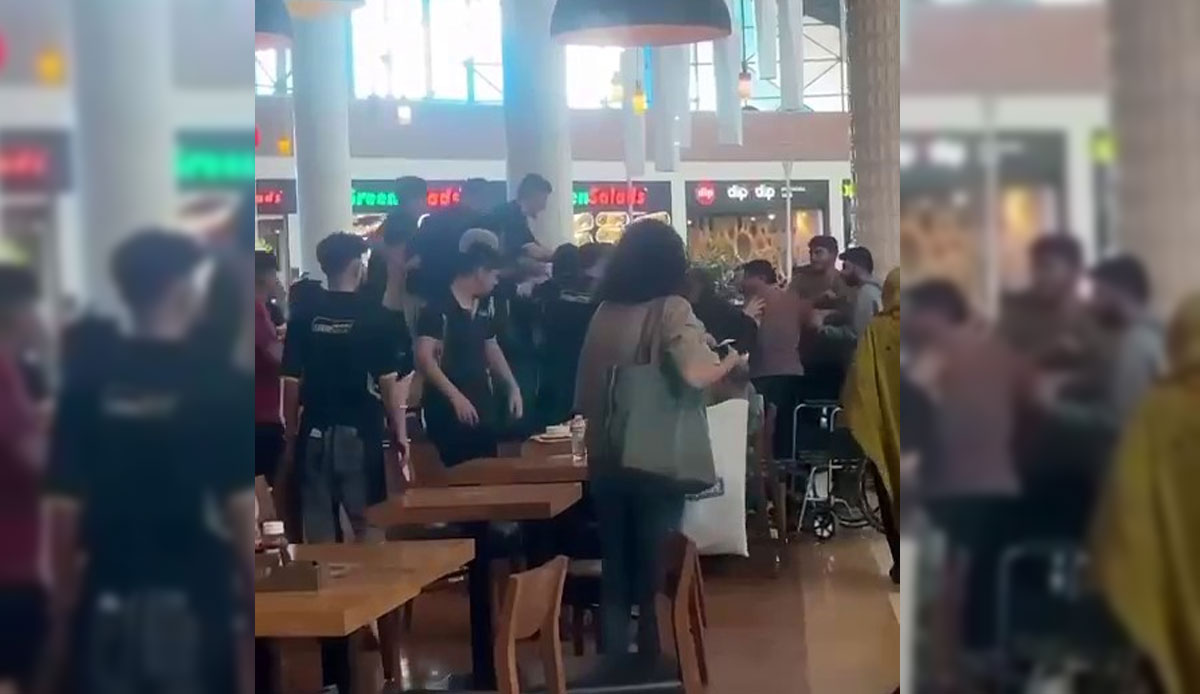 Turistlerle çalışanların kavgası AVM'yi birbirine kattı: Olay kameralara anbean yansıdı