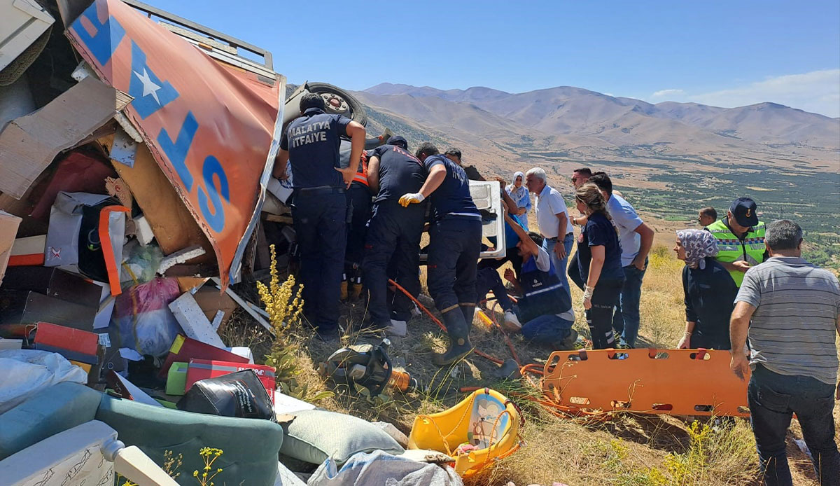 Feci kaza! Kamyonun freni patladı: Ölü ve yaralılar var