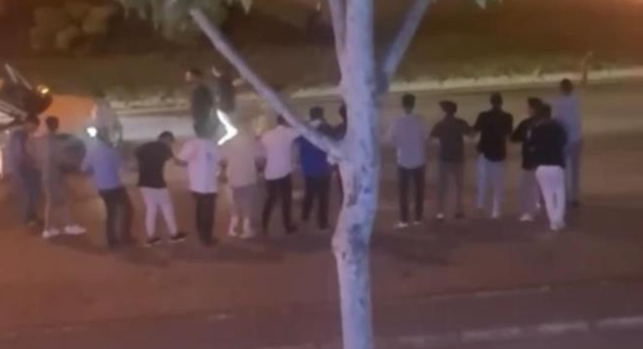 Trafiği kapatıp halay çektiler, sireni görünce kaçtılar: O anlar kameralara yansıdı