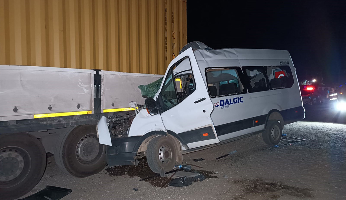 Feci kaza! İşçi servisi tıra ok gibi saplandı: Ölü ve çok sayıda yaralı var