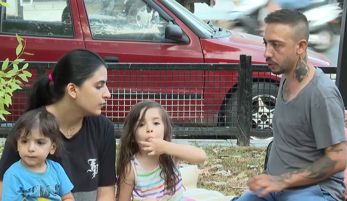 1 ay önce evden atıldılar: 2 çocuklu aile parkta yaşıyorlar