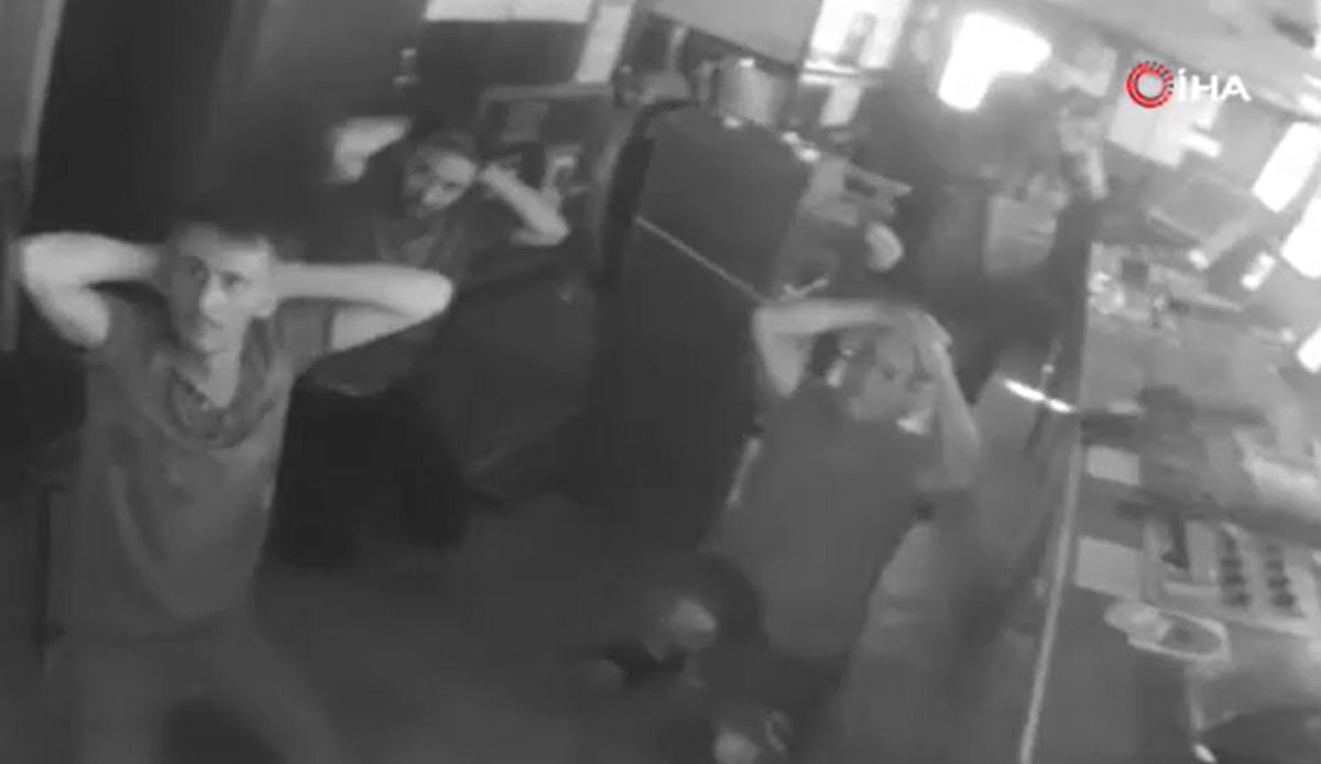 Rus askerlerinin Türk gemisine yaptığı baskının görüntüleri ortaya çıktı! Silah doğrultup talimat verdiler