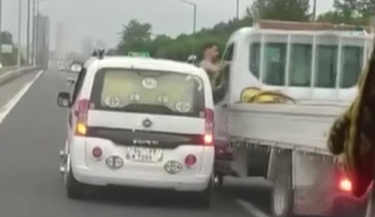 Akıllara durgunluk veren yol kavgası! Seyir halindeyken camdan çıkarak diğer şoföre yumruk attı