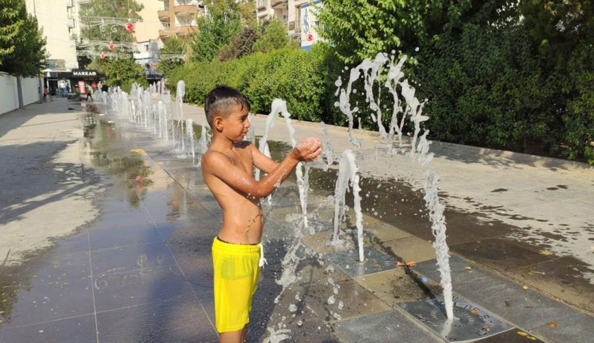 Sıcaktan bunalan çocuklardan renkli görüntüler