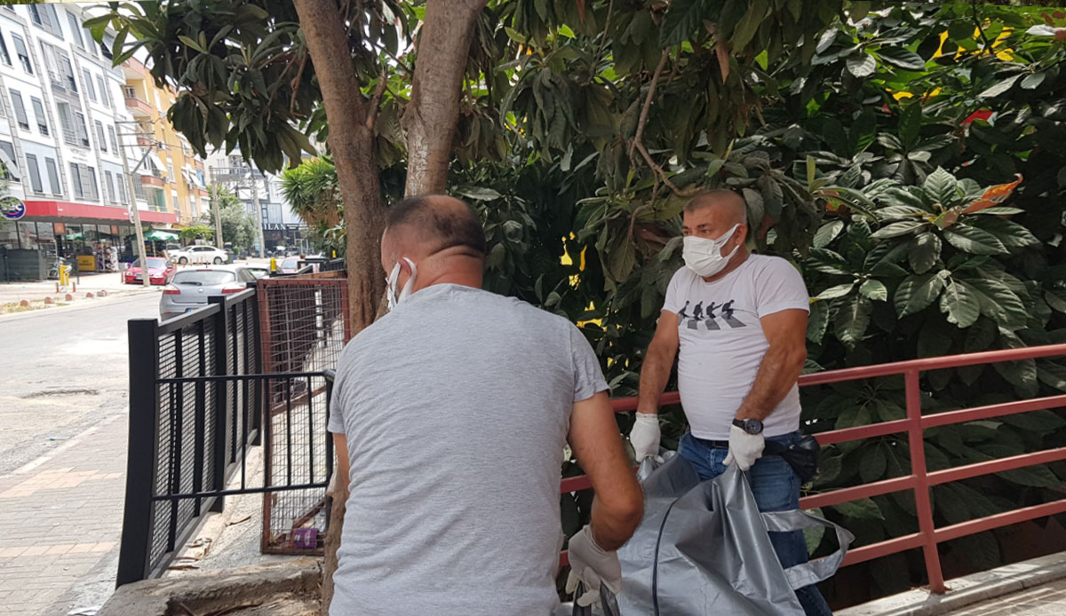 Yaşlı kadın evinde ölü bulundu: Koku yüzünden güçlükle taşındı