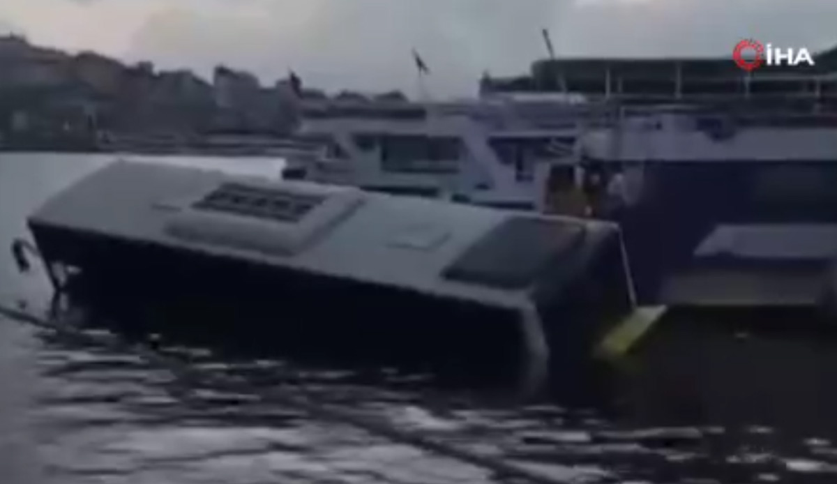 Eminönü'nde İETT otobüsü denize düştü