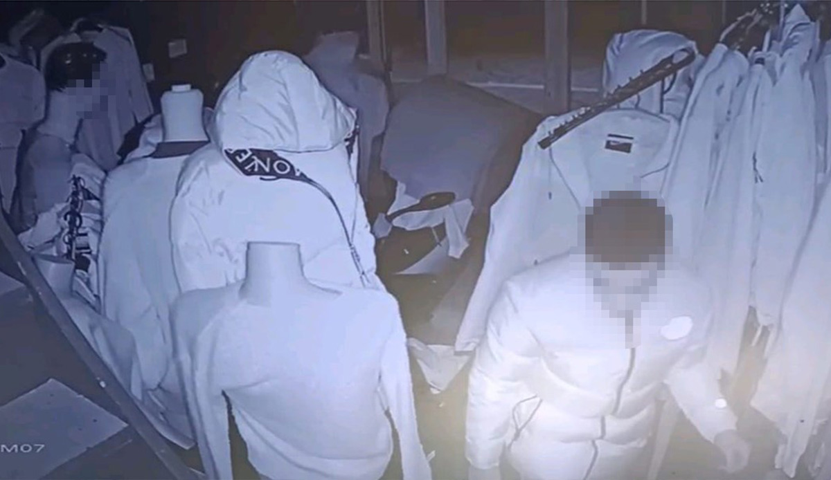 Böyle pişkinlik görülmedi: Hem hırsızlık yaptılar hem karınlarını doyurdular