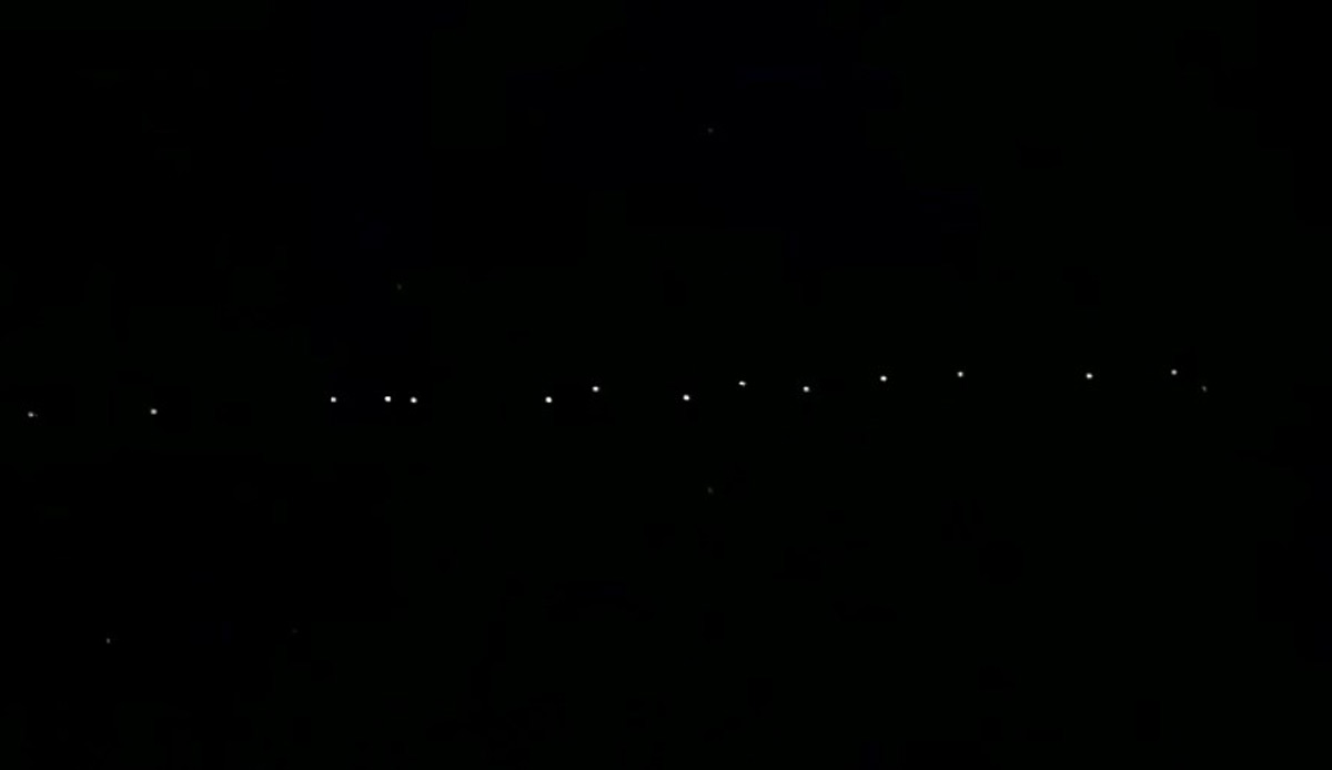 Starlink uyduları Diyarbakırlıları heyecanlandırdı: Vatandaşlar şaşkınlıkla izledi