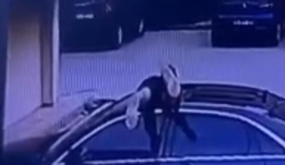 Yok artık dedirten hırsızlık: Araca sunroof'tan girdi, kameralara yakalandı