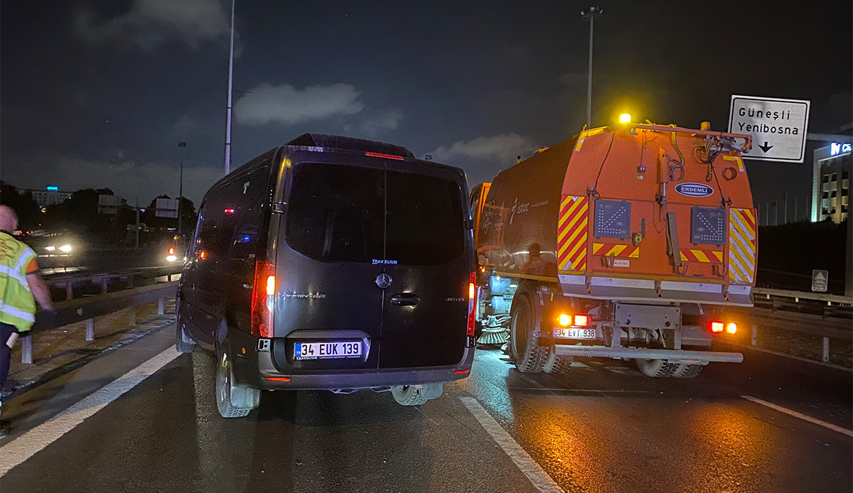Kaza yapınca aracından indi, yolda minibüs çarptı