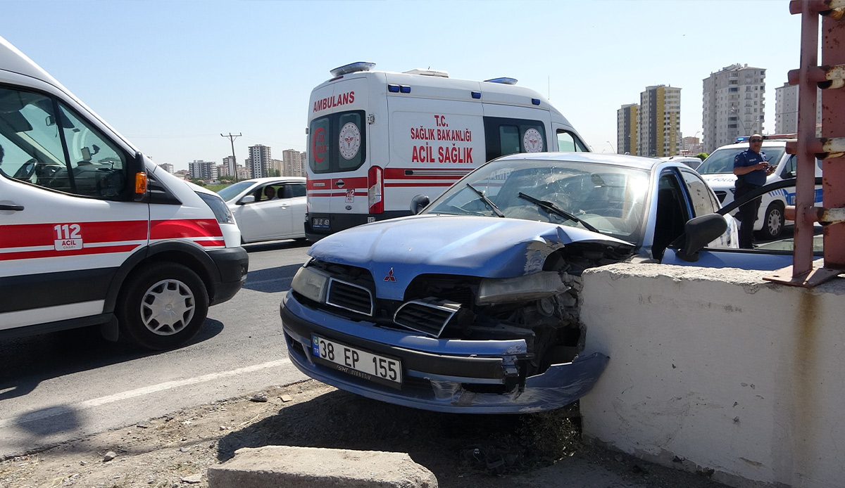 Kazada araçta sıkıştı, feryatları ortalığı inletti