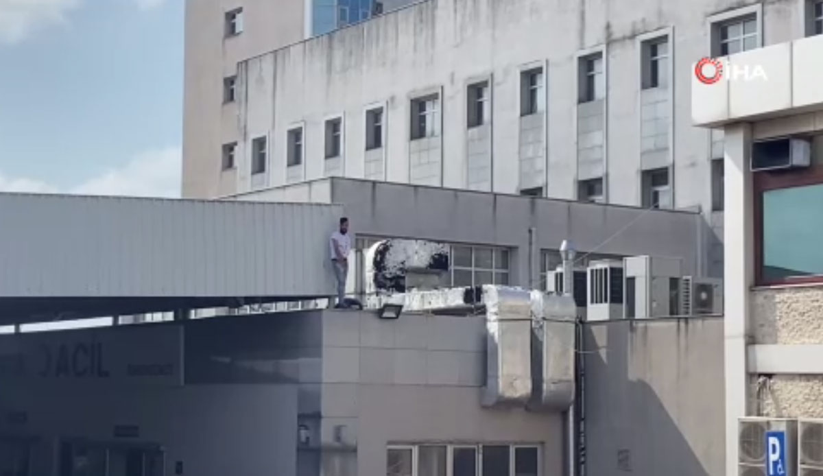 Anahtarını kaybetti, hastanenin çatısına çıktı! Aşağıdakilere taş ve cam fırlattı
