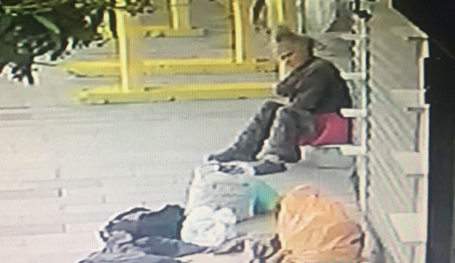 Vicdanları sızlatan görüntü… Evsiz kadını soydular!
