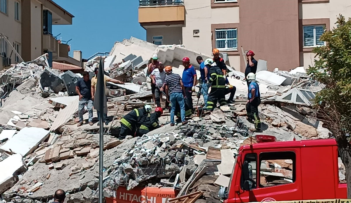 Yıkım esnasında kepçe operatörü enkazın altında kaldı! Kurtarma çalışmaları devam ediyor