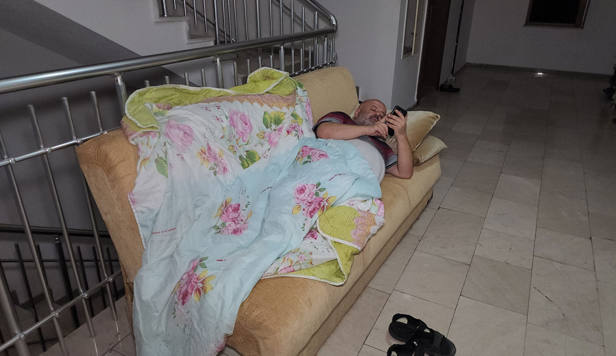 Kiracı çıkmayınca ev sahibi apartmanda yaşamaya başladı! Engelli adam mağduriyetini anlattı