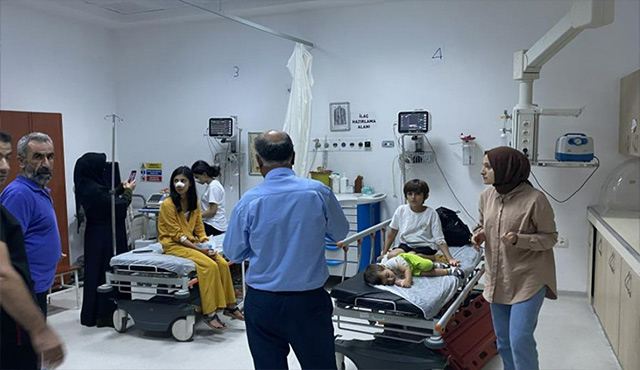Diyarbakır’da otobüs kavşağa daldı!