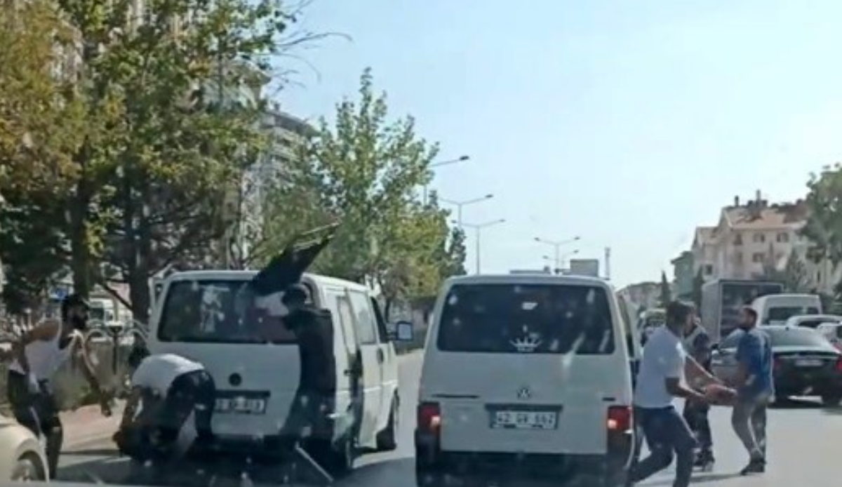 Yol verme kavgasında tekmeler tokatlar havada uçuştu: O anlar anbean kameralara yansıdı