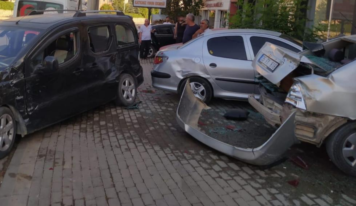 Virajı alamadı, park halindeki 3 araca çarptı! O anlar kameralara yansıdı