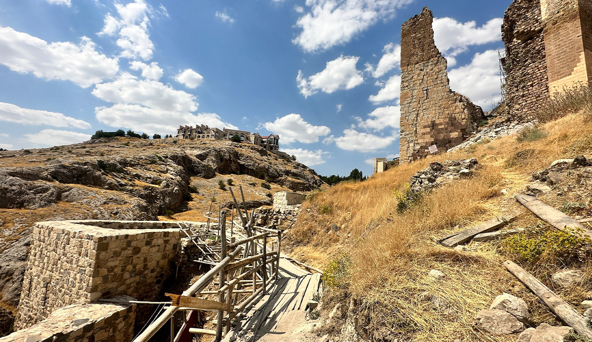 5 bin yıllık Harput Kalesi güzelliğiyle mest ediyor, restorasyon çalışmaları hız kesmeden devam ediyor