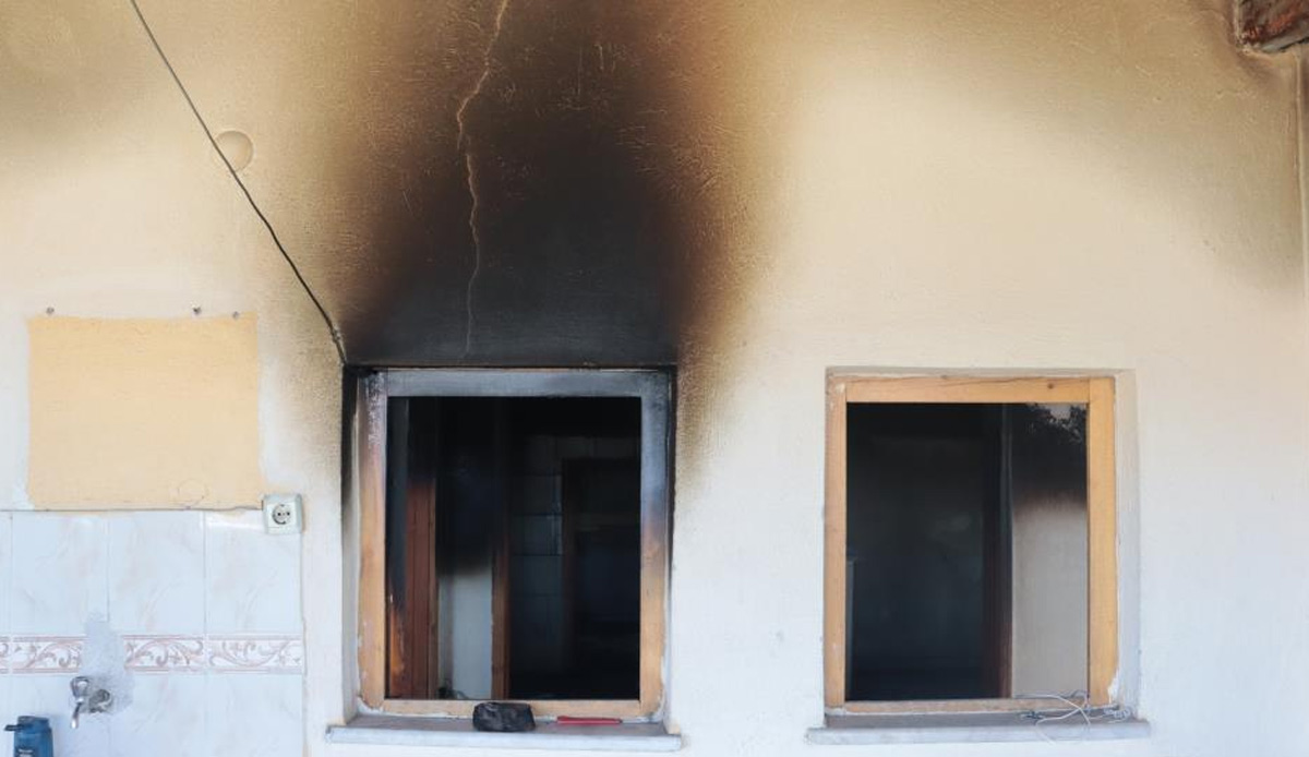 Ev sahibinin çıkarmak istediği kiracı evi ateşe verip kaçtı