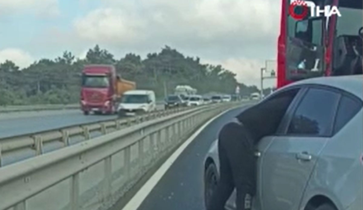Yol verme kavgası kameralara yansıdı