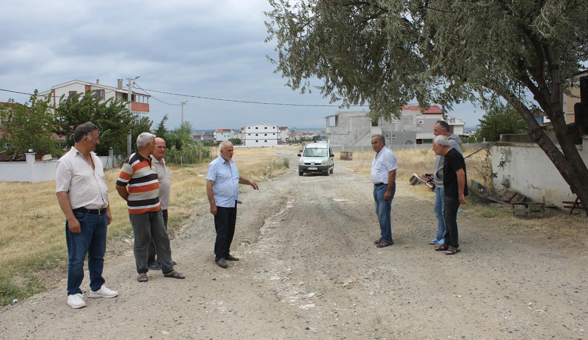 Yolu olmayan ilçede bütün tozu yutuyorlar, mahalleli canından bezdi