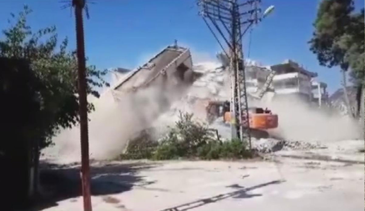 Yıkım felakete dönüyordu: Bina iş makinesinin üzerine çöktü