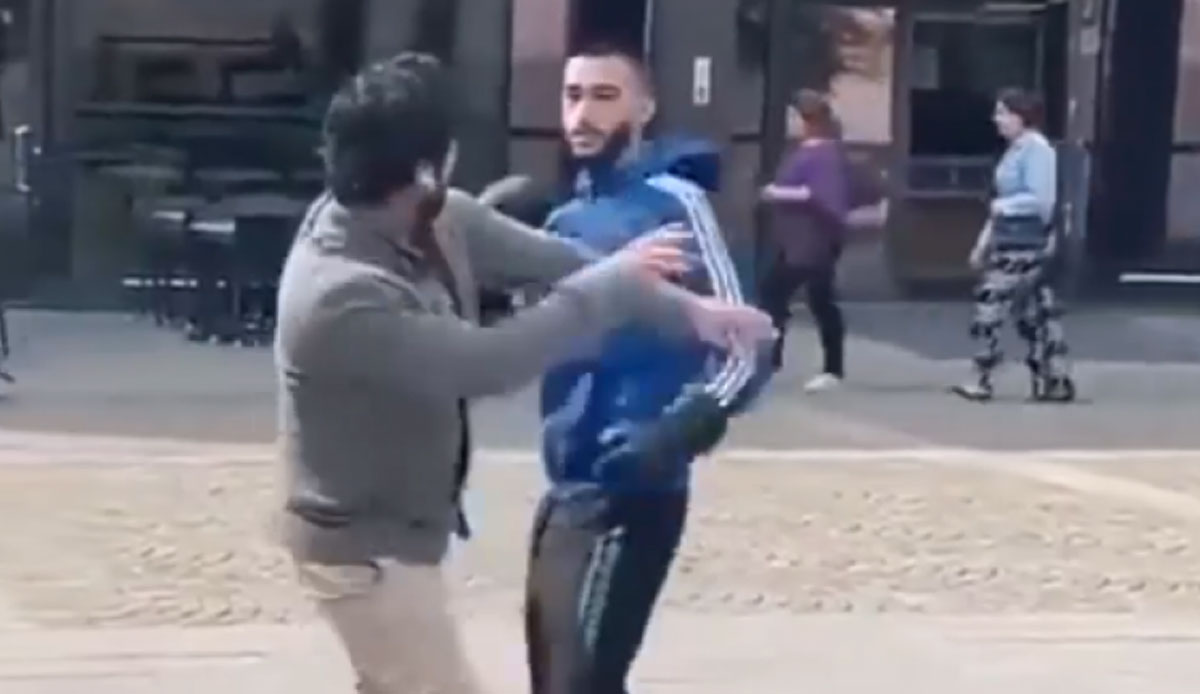 Salwan Momika'ya sokak ortasında dayak!  Kur'an-ı Kerim yakmıştı...