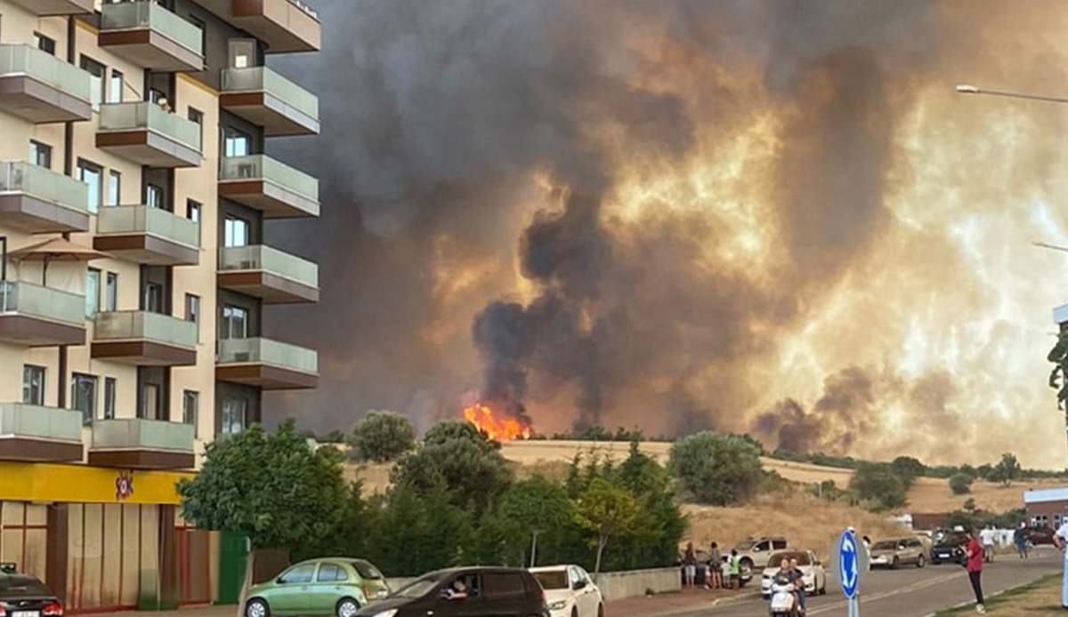 Çanakkale’de orman yangını nedeniyle şehir merkezi dumanla kaplandı