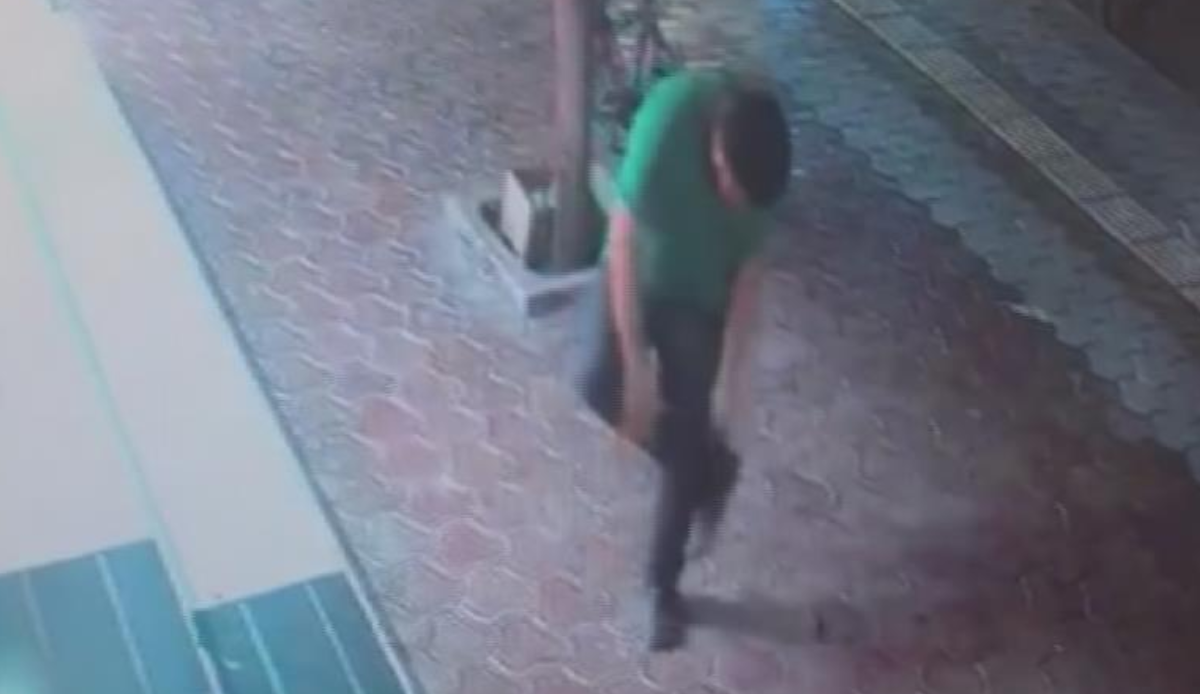 Kurşun yağmuruna tutulan adam bacağından vuruldu: Yaşadığı şok anları kameralara yansıdı