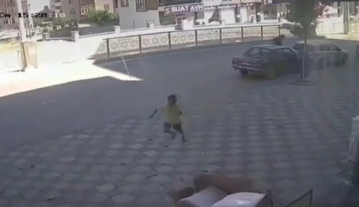 Yaramaz çocuk iş başında! Aracın el frenini indirdi, öndeki araca çarpınca koşarak kaçtı