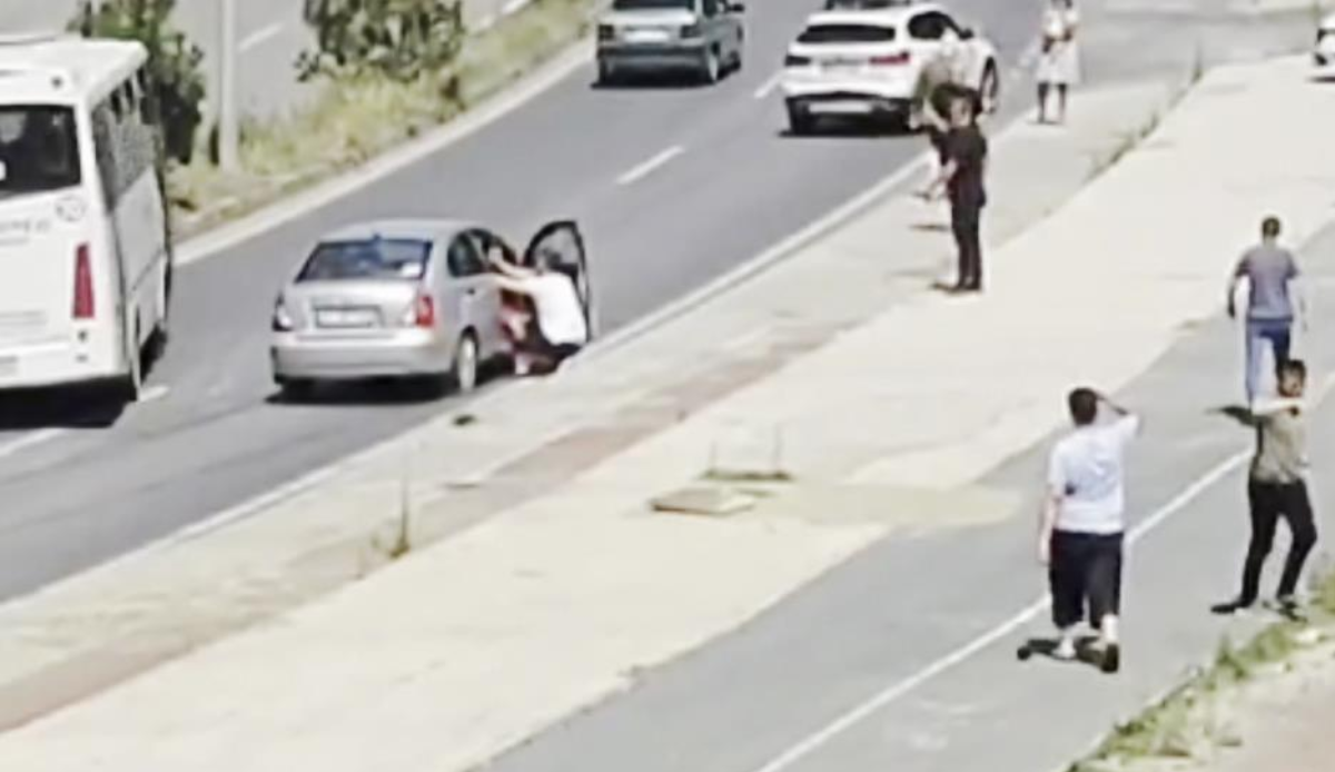 Yol ortasında kavga ettiler: Kazaya neden olduklarını fark edince kaçtılar!