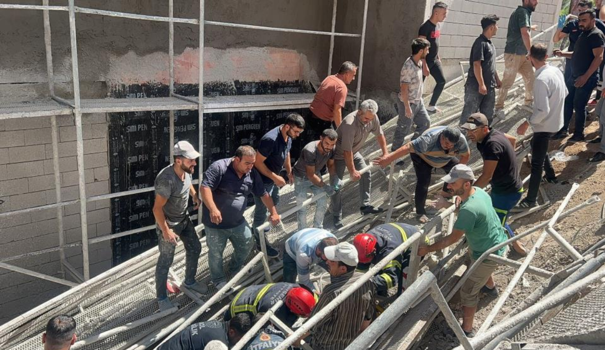 İnşaatta can pazarı! İşçiler çöken iskelenin altında kaldı...İskelenin yıkılma anı kameralara yansıdı