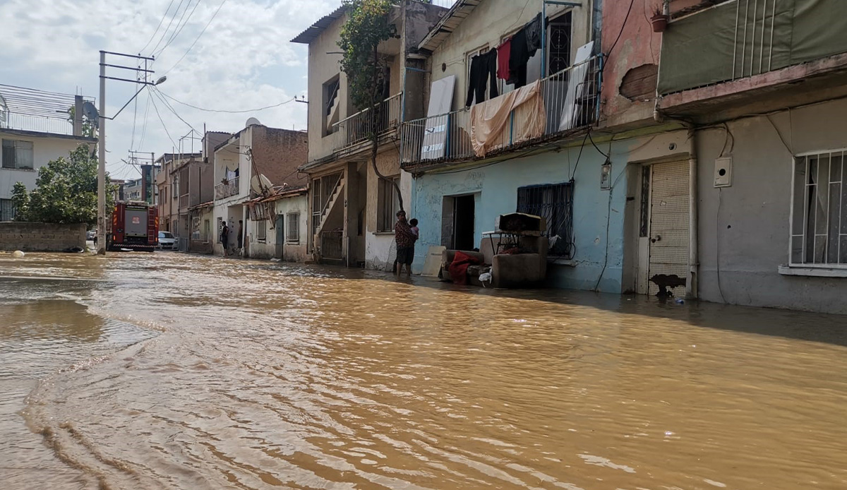 İzmir’de ana su borusu patladı: Cadde ve evleri su bastı