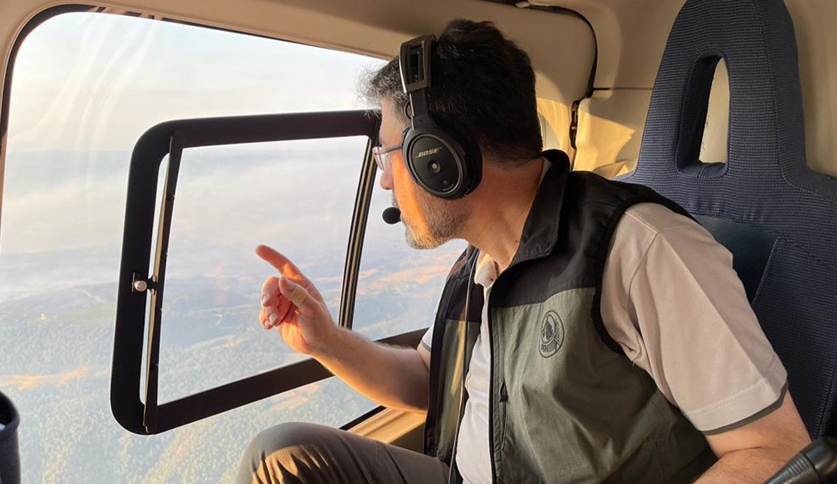 Bakan Yumaklı, Çanakkale'deki yangını havadan helikopterle inceledi