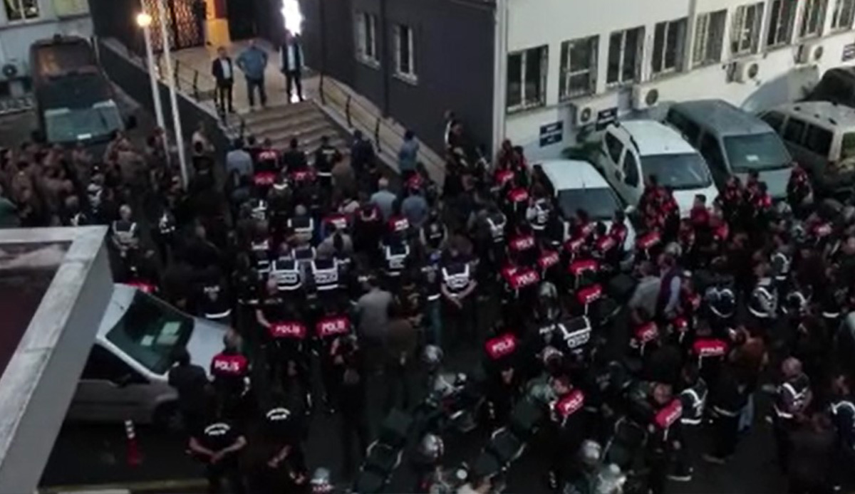 300 polisle 50 adrese şafak operasyonu: 44 gözaltı