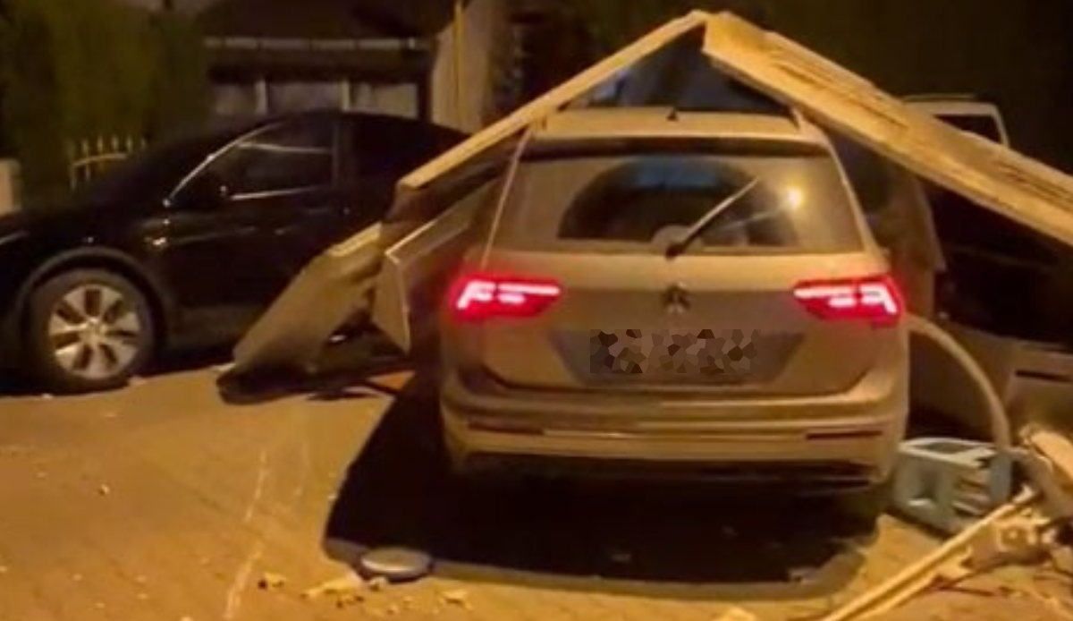 Küçük çocuk direksiyona geçti! Polis kulübesini yerle bir etti