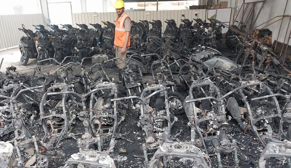 Oto galerideki yangında büyük hasar: 400 motosiklet küle döndü