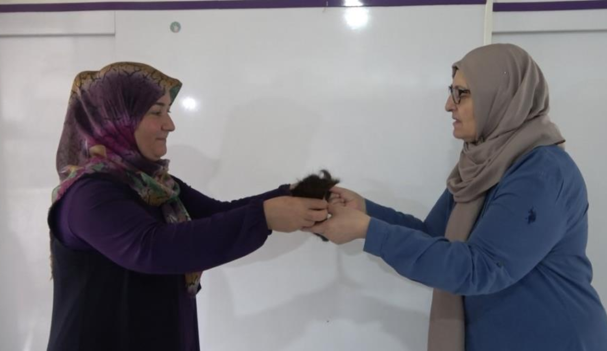 Beline kadar uzattığı saçlarını kanser hastaları için kestirdi