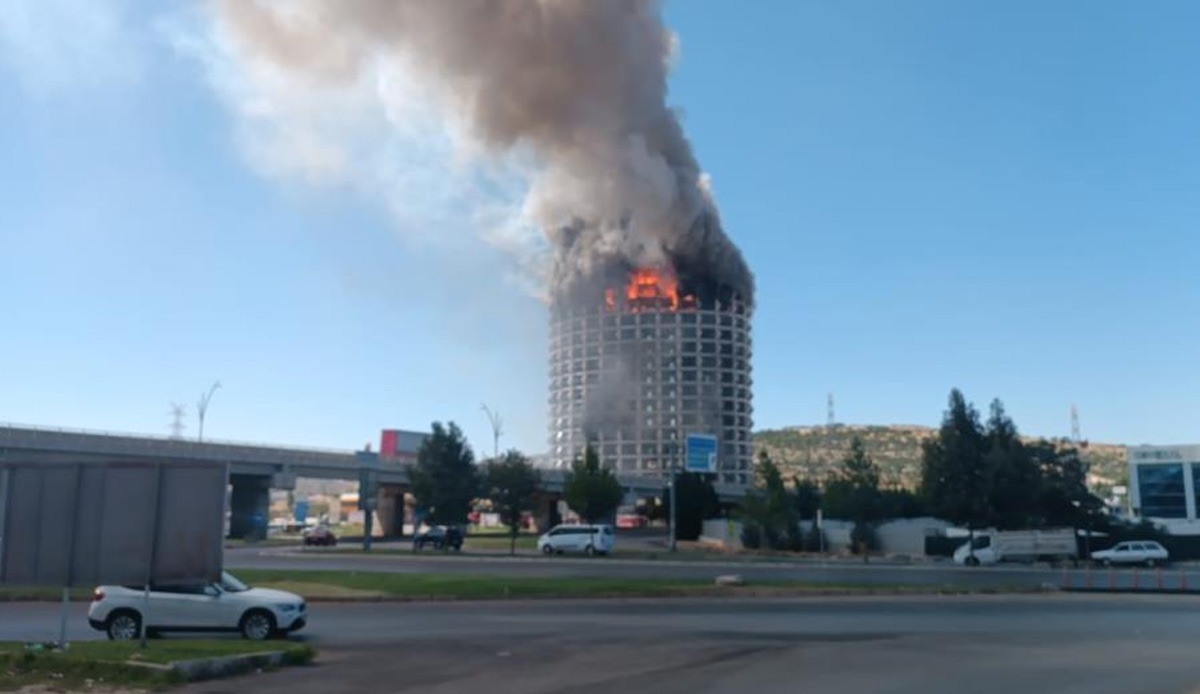 Gaziantep Organize Sanayi Bölgesi'ndeki 17 katlı otelde yangın! Müdahale sürüyor