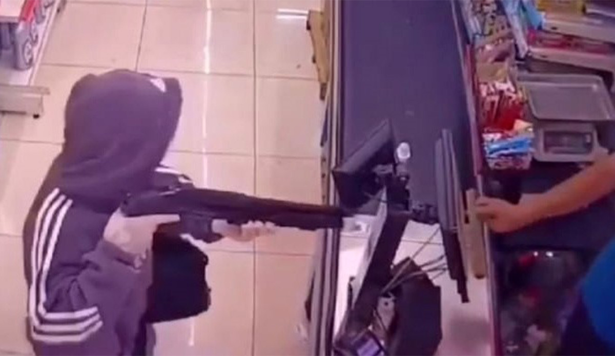 Soygun yaparken yanlışlıkla arkadaşını vurdu: O anlar kamerada