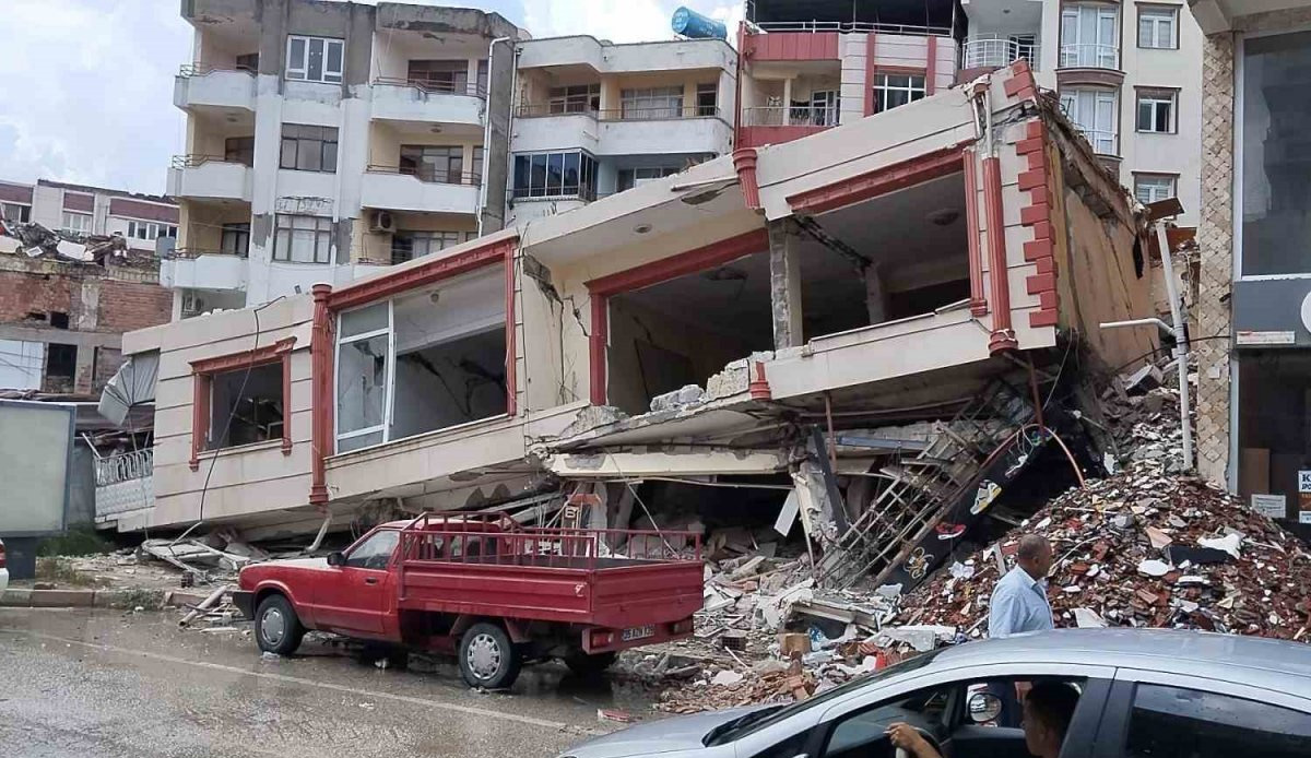 Hatay'da iki katlı bina sağanak yağmurda çöktü: Bölgeye ekipler sevkedildi