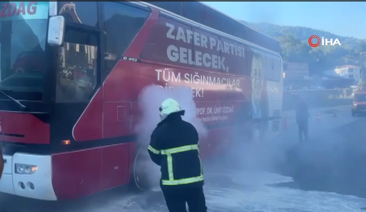 Zafer Partisi lideri Özdağ'ın seçim otobüsünde yangın çıktı! görseli