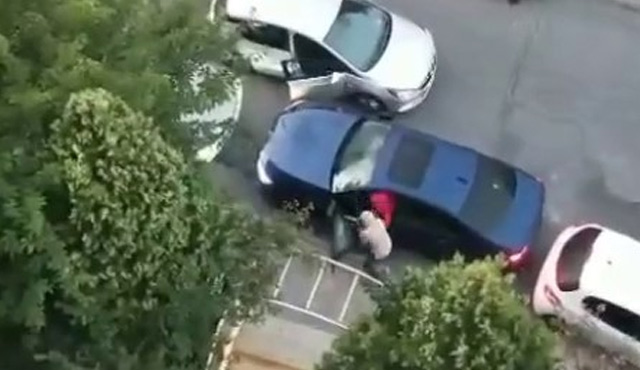 Gündüz vakti kimseye aldırış etmeden lüks araçtan hırsızlık yaptılar: O anlar kamerada