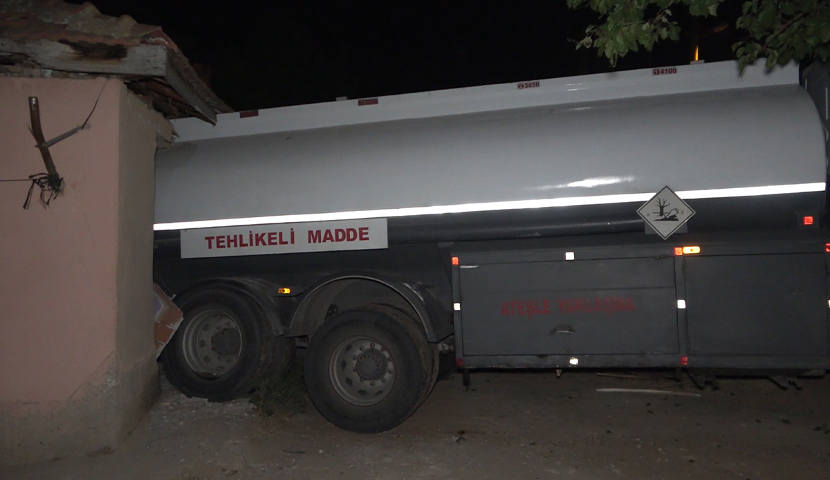 Evinin yanına park ettiği tanker kabusu oldu: Freni boşalınca içeri daldı