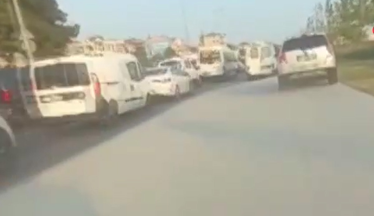 Trafiği görünce kaldırımda ilerledi: O anlar kameraya yansıdı