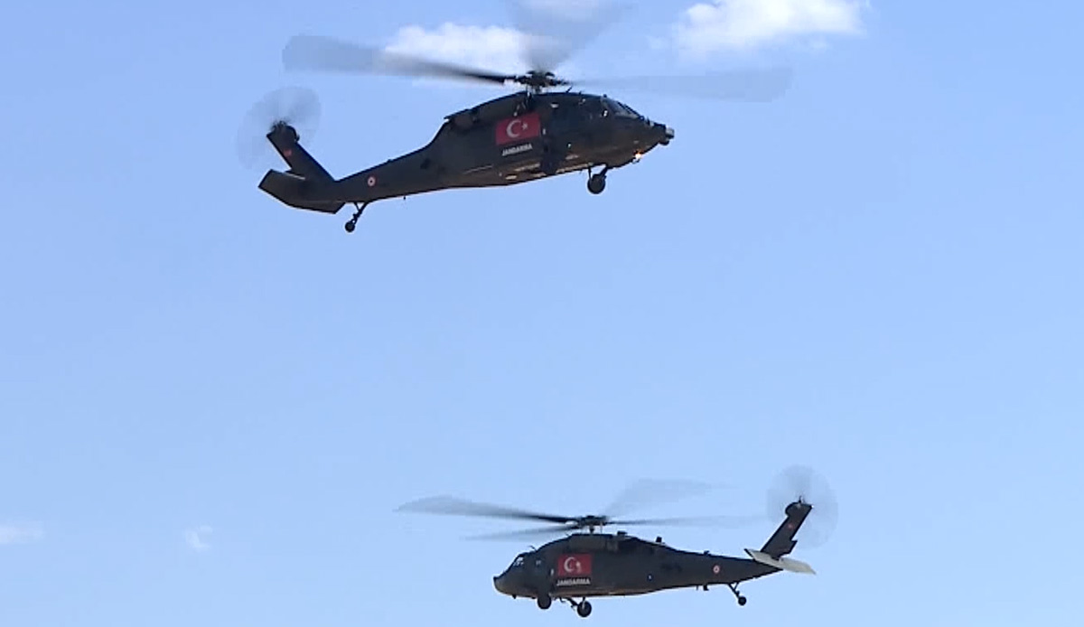Jandarma pilotlar Sikorsky helikopterlerle Harmandalı oynadı