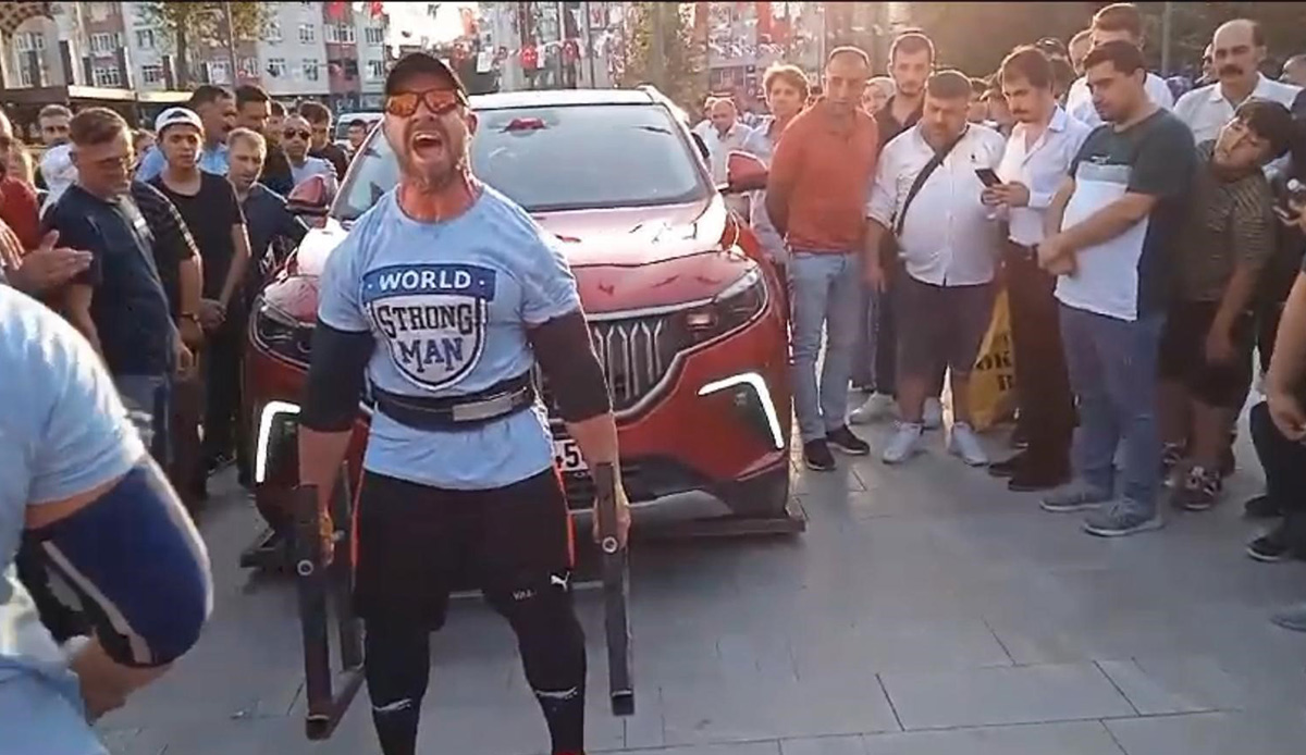 Kazak sporcu TOGG'u tek başına kaldırdı