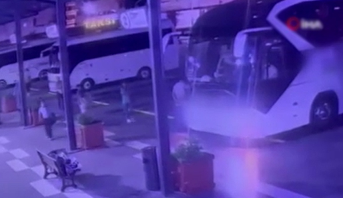 Terminalde şoke eden görüntüler: Aniden hareket eden otobüs çocukları altına aldı